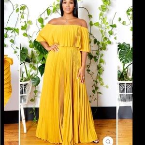 Beautiful mustard pleated off shoulder dress szS. Worn once. Cute for datenite💕